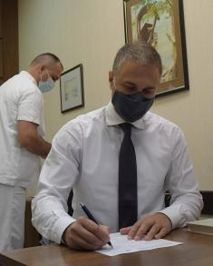 Министар Стефановић примио трећу дозу вакцине против корона вируса