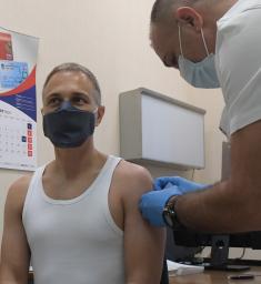 Ministar Stefanović primio treću dozu vakcine protiv korona virusa
