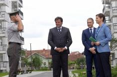 Министар Стефановић на додели кључева станова у Краљеву: Наставите да се борите за Србију онако како сте увек и радили