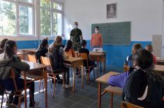 Vojska Srbije pomaže đacima u seoskim školama na Pešteru 