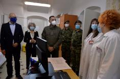 Министар Вулин: Војна болница у Новом Саду прилагодила је своје капацитете и примила ковид пацијенте 