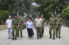 Министар Гашић обишао посаду понтонског моста код Свилајнца
