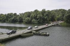 Министар Гашић обишао посаду понтонског моста код Свилајнца