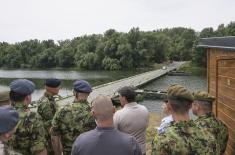 Министар Гашић обишао посаду понтонског моста код Свилајнца