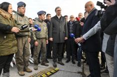 Председник Вучић обишао новонабављена средства наоружања и војне опреме за Војску Србије