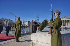 Minister Vučević lays wreath on Tomb of Unknown Soldier in Budapest