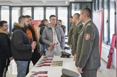 Припадници Министарства одбране и Војске Србије на Сајму професионалне оријентације у Пироту