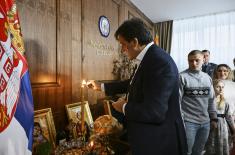 Božićni ručak ministra Gašića sa sedmočlanom porodicom pripadnika Vojske Srbije 