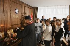 Božićni ručak ministra Gašića sa sedmočlanom porodicom pripadnika Vojske Srbije 