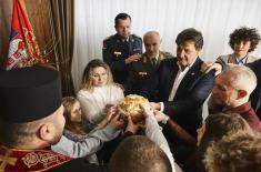 Božićni ručak ministra Gašića sa sedmočlanom porodicom pripadnika Vojske Srbije 