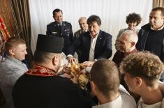Božićni ručak ministra Gašića sa sedmočlanom porodicom pripadnika Vojske Srbije 