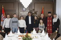Božićni ručak ministra Gašića sa sedmočlanom porodicom pripadnika Vojske Srbije 
