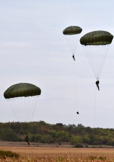 Vežba padobranskih jedinica Vojske Srbije i Oružanih snaga SAD 