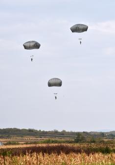 Вежба падобранских јединица Војске Србије и Оружаних снага САД 