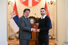 Ministar Gašić uručio ugovore o stipendiranju 