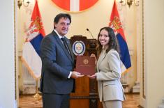 Ministar Gašić uručio ugovore o stipendiranju 