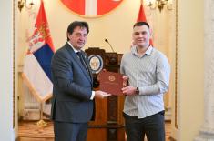 Ministar Gašić uručio ugovore o stipendiranju 
