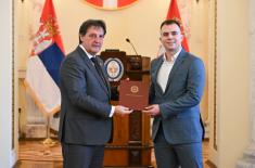 Ministar Gašić uručio ugovore o stipendiranju 