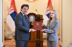 Ministar Gašić uručio ugovore o stipendiranju 