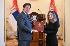 Ministar Gašić uručio ugovore o stipendiranju 