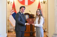 Ministar Gašić uručio ugovore o stipendiranju 