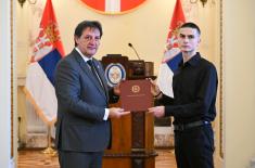 Ministar Gašić uručio ugovore o stipendiranju 