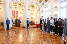Ministar Gašić uručio ugovore o stipendiranju 