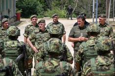 Ministar Gašić obišao pripadnike Vojske Srbije u Kopnenoj zoni bezbednosti 