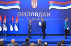 Председник Вучић уручио Видовданско одликовање 204. ваздухопловној бригади