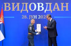 Председник Вучић уручио Видовданско одликовање 204. ваздухопловној бригади
