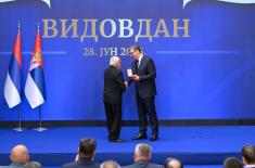 Председник Вучић уручио Видовданско одликовање 204. ваздухопловној бригади