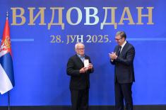 Председник Вучић уручио Видовданско одликовање 204. ваздухопловној бригади