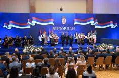 Председник Вучић уручио Видовданско одликовање 204. ваздухопловној бригади