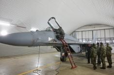Ministar Gašić u novogodišnjoj noći obišao dežurnu jedinicu lovačke avijacije u Batajnici