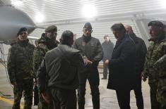 Ministar Gašić u novogodišnjoj noći obišao dežurnu jedinicu lovačke avijacije u Batajnici