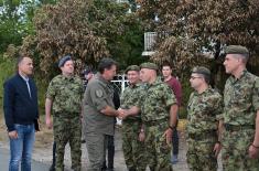 Министар Гашић обишао пожаром захваћена места и породице у околини Крушевца