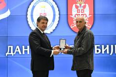 Ministar Gašić uručio odlikovanja pripadnicima Ministarstva odbrane i Vojske Srbije