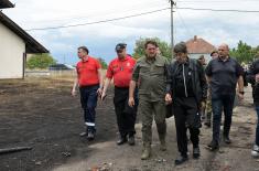 Министар Гашић обишао пожаром захваћена места и породице у околини Крушевца