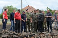 Министар Гашић обишао пожаром захваћена места и породице у околини Крушевца
