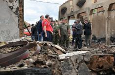 Министар Гашић обишао пожаром захваћена места и породице у околини Крушевца