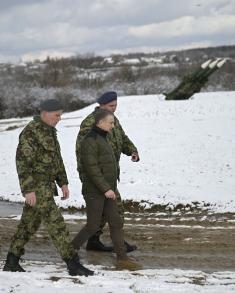 Minister Stefanović with Members of 310th Air Defence Self-Propelled Missile Battalion 