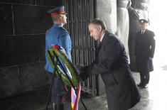 Министар Стефановић положио венац на Споменик Незнаном јунаку поводом Дана Војске Србије