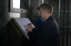 Minister Stefanović lays wreath at Monument to Unknown Hero to mark Armed Forces Day 