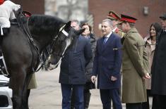 Министар Стефановић обишао Гардијски коњички пук у Лондону