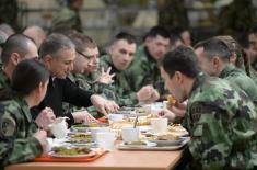 Minister Stefanović at lunch with Military Academy cadets and Reserve Officers Course participants