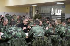 Minister Stefanović at lunch with Military Academy cadets and Reserve Officers Course participants
