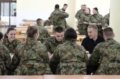 Minister Stefanović at lunch with Military Academy cadets and Reserve Officers Course participants