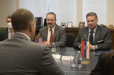 Састанак министра Стефановића са специјалним изаслаником САД за Западни Балкан Габријелом Ескобаром