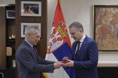 Амбасадор Боцан–Харченко уручио медаљу „Ростеха“ министру Стефановићу 