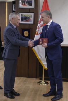 Ambassador Botsan–Kharchenko presents Rostec’s medal to Minister Stefanović
